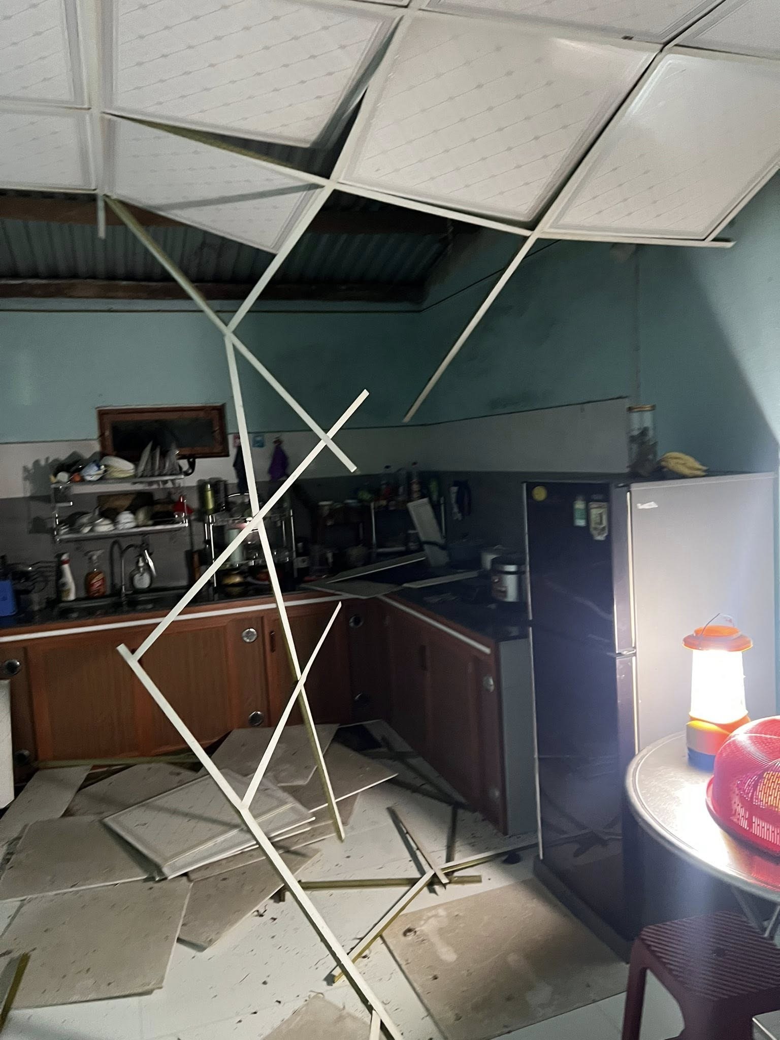 CLIP: Lốc xoáy kinh hoàng ở Đà Nẵng, 4 người bị thương- Ảnh 5. CLIP: Lốc xoáy kinh hoàng ở Đà Nẵng, 4 người bị thương- Ảnh 5.