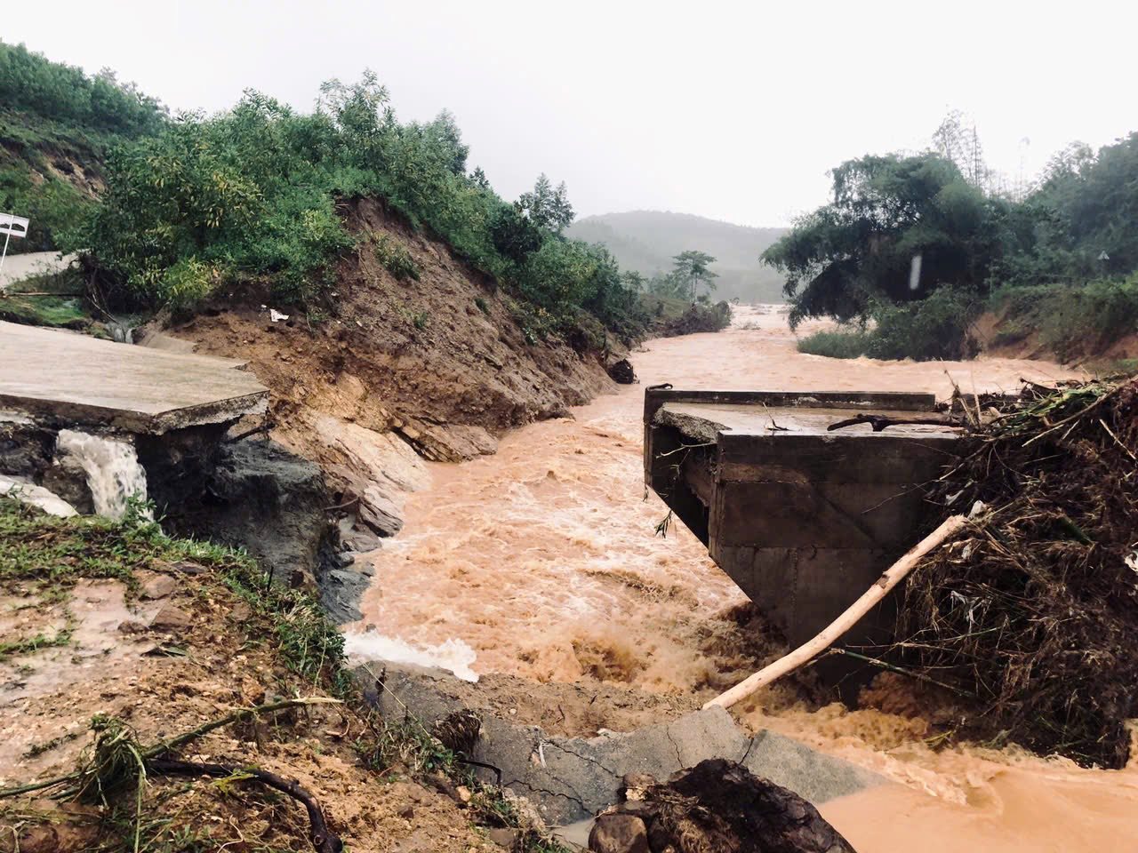 Quảng Ngãi: Nước lũ cuốn gãy đôi cầu, hàng trăm hộ dân bị cô lập- Ảnh 1. Quảng Ngãi: Nước lũ cuốn gãy đôi cầu, hàng trăm hộ dân bị cô lập- Ảnh 1.