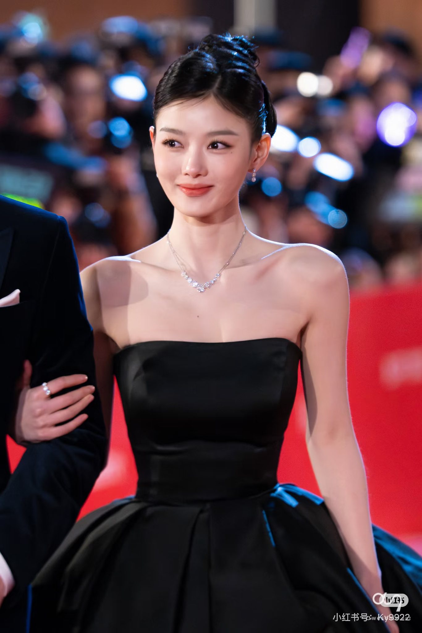 Đâu mới là nhan sắc thật của Kim Yoo Jung?- Ảnh 4. Đâu mới là nhan sắc thật của Kim Yoo Jung?- Ảnh 4.