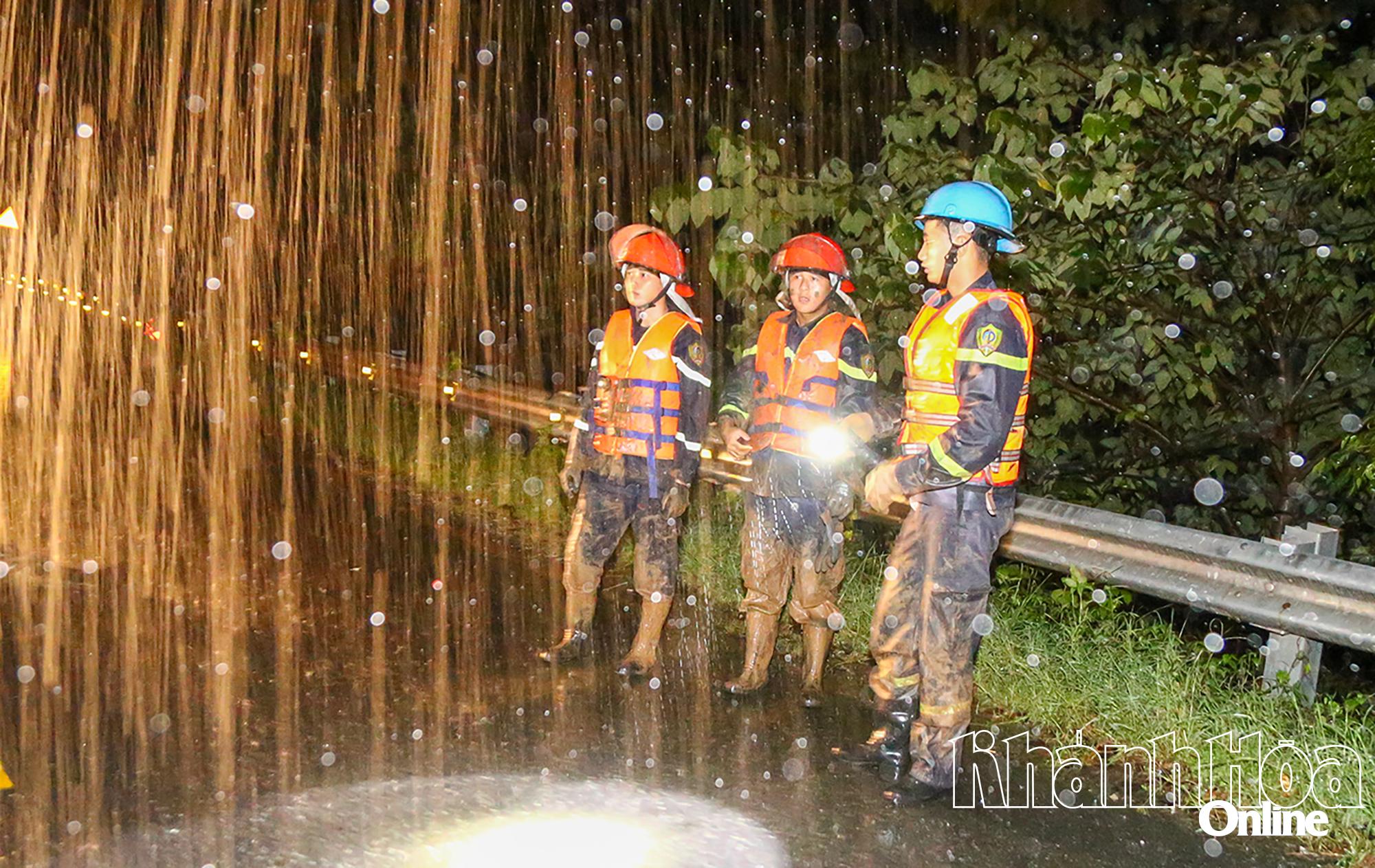 Hiện trường vụ sạt lở núi đè lên xe khách Phương Trang khiến 6 người chết, 26 người bị thương- Ảnh 6. Hiện trường vụ sạt lở núi đè lên xe khách Phương Trang khiến 6 người chết, 26 người bị thương- Ảnh 6.