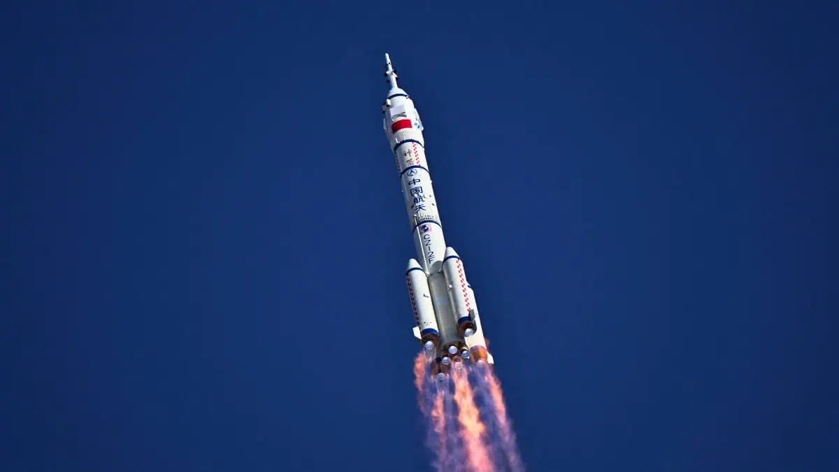 Rác vũ trụ va vào tàu Thần Châu 20 khiến phi hành gia Trung Quốc mắc kẹt, báo động nguy cơ từ quỹ đạo ngày càng hỗn loạn- Ảnh 1. Rác vũ trụ va vào tàu Thần Châu 20 khiến phi hành gia Trung Quốc mắc kẹt, báo động nguy cơ từ quỹ đạo ngày càng hỗn loạn- Ảnh 1.