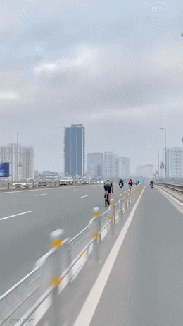 Quay đoàn xe đạp trên cầu Nhật Tân, người đàn ông bị một nhóm đuổi theo, bắt xóa clip- Ảnh 1.