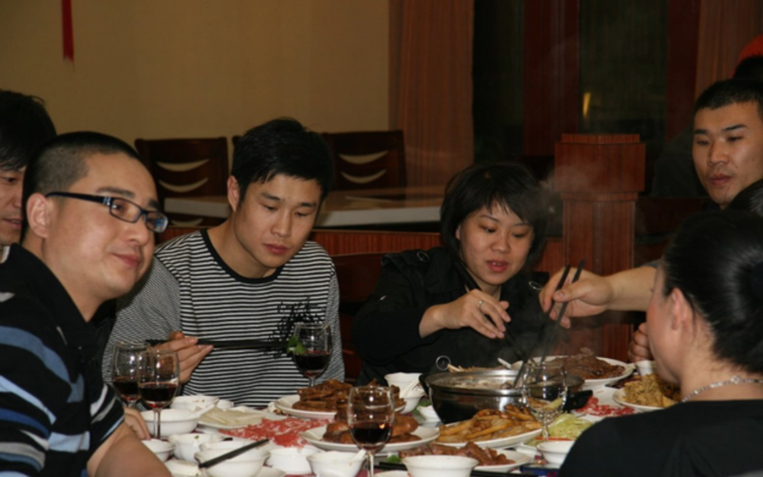 Đi họp lớp, lớp trưởng sốc khi bạn cũ bỏ về vì bao thuốc lá hơn 900 tỷ đồng- Ảnh 2.