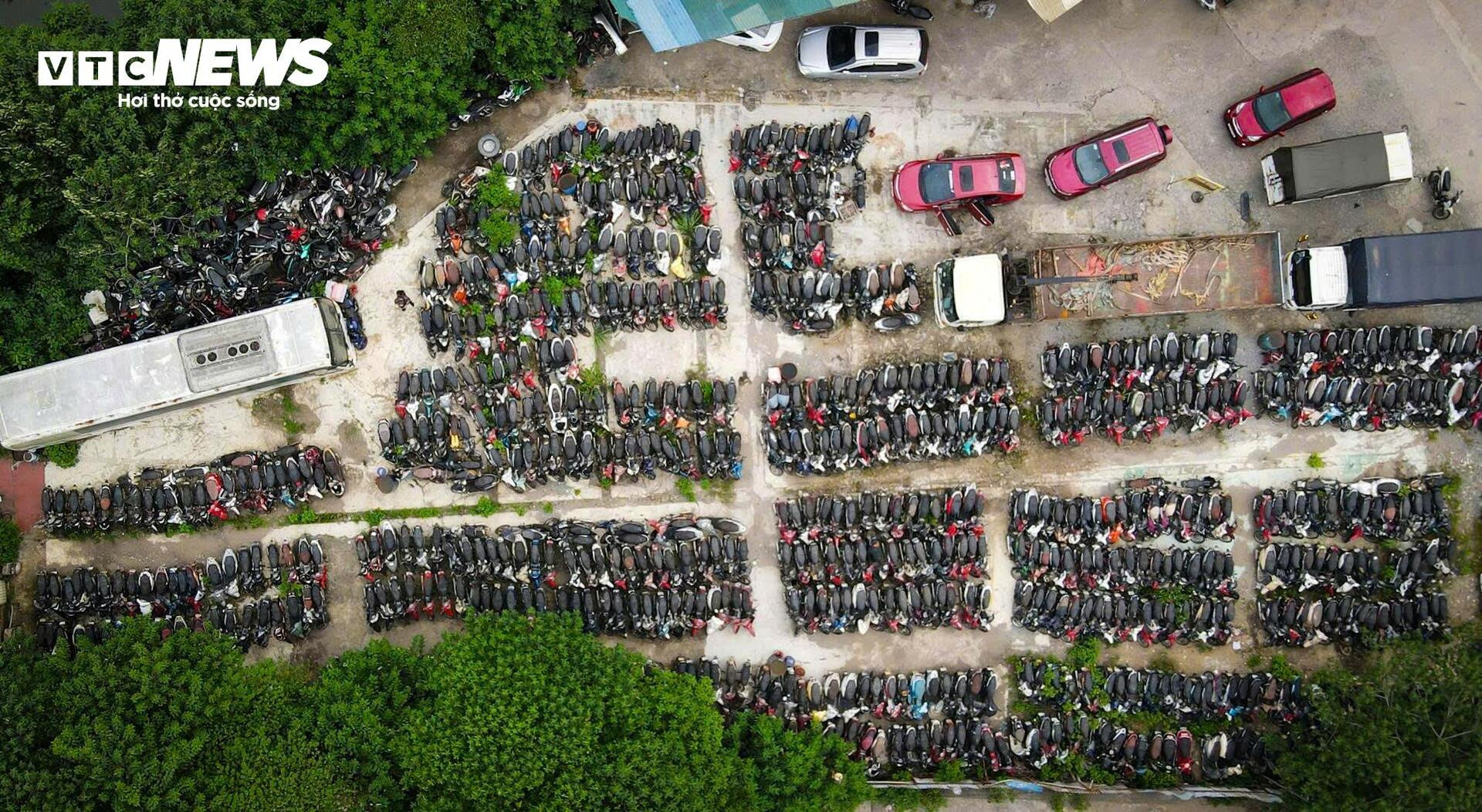 Cận cảnh hàng nghìn phương tiện chất đống trong 'nghĩa địa' xe vi phạm ở Hà Nội- Ảnh 1.