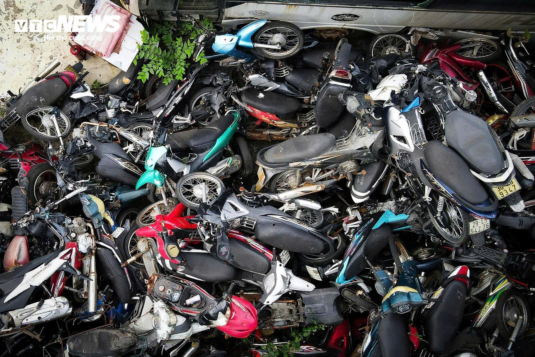 Cận cảnh hàng nghìn phương tiện chất đống trong 'nghĩa địa' xe vi phạm ở Hà Nội- Ảnh 5.