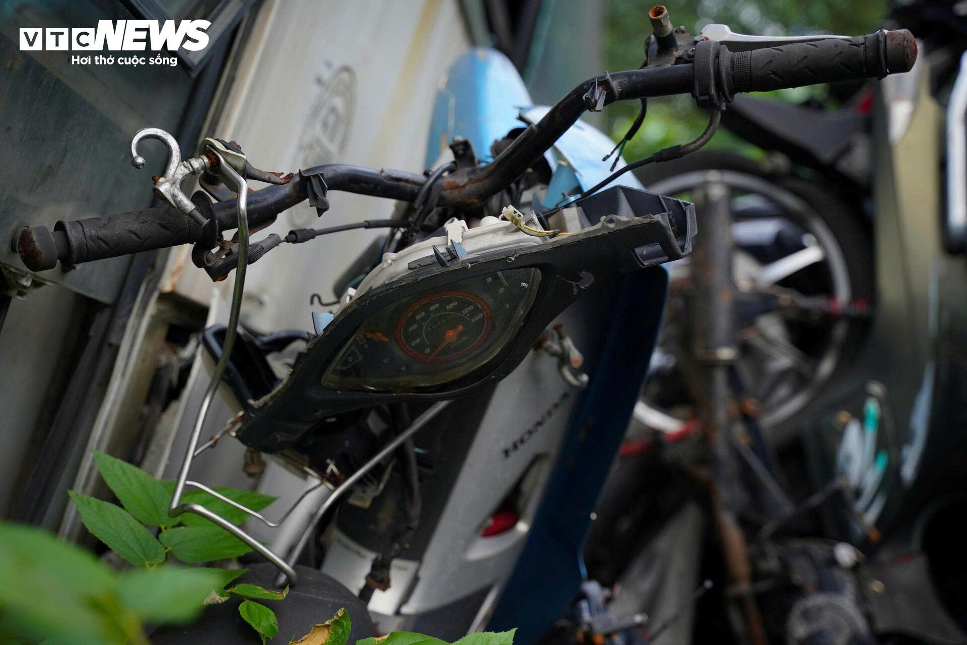 Cận cảnh hàng nghìn phương tiện chất đống trong 'nghĩa địa' xe vi phạm ở Hà Nội- Ảnh 10.