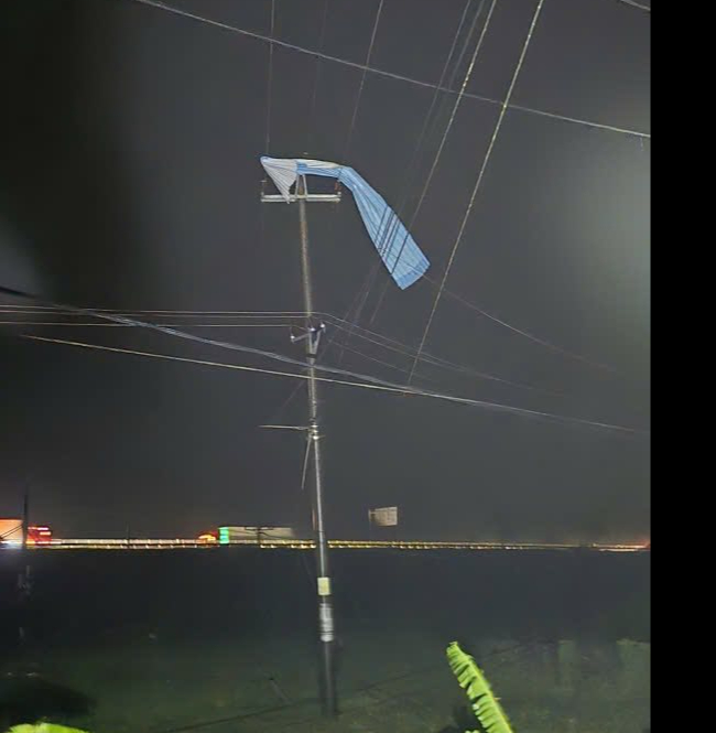 CLIP: Lốc xoáy kinh hoàng ở Đà Nẵng, 4 người bị thương- Ảnh 6. CLIP: Lốc xoáy kinh hoàng ở Đà Nẵng, 4 người bị thương- Ảnh 6.