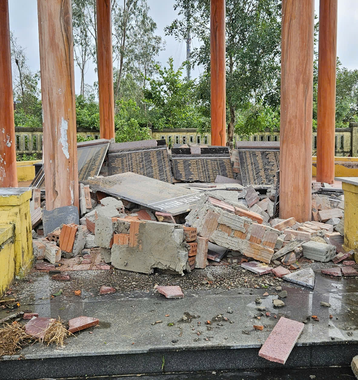 CLIP: Lốc xoáy kinh hoàng ở Đà Nẵng, 4 người bị thương- Ảnh 3. CLIP: Lốc xoáy kinh hoàng ở Đà Nẵng, 4 người bị thương- Ảnh 3.