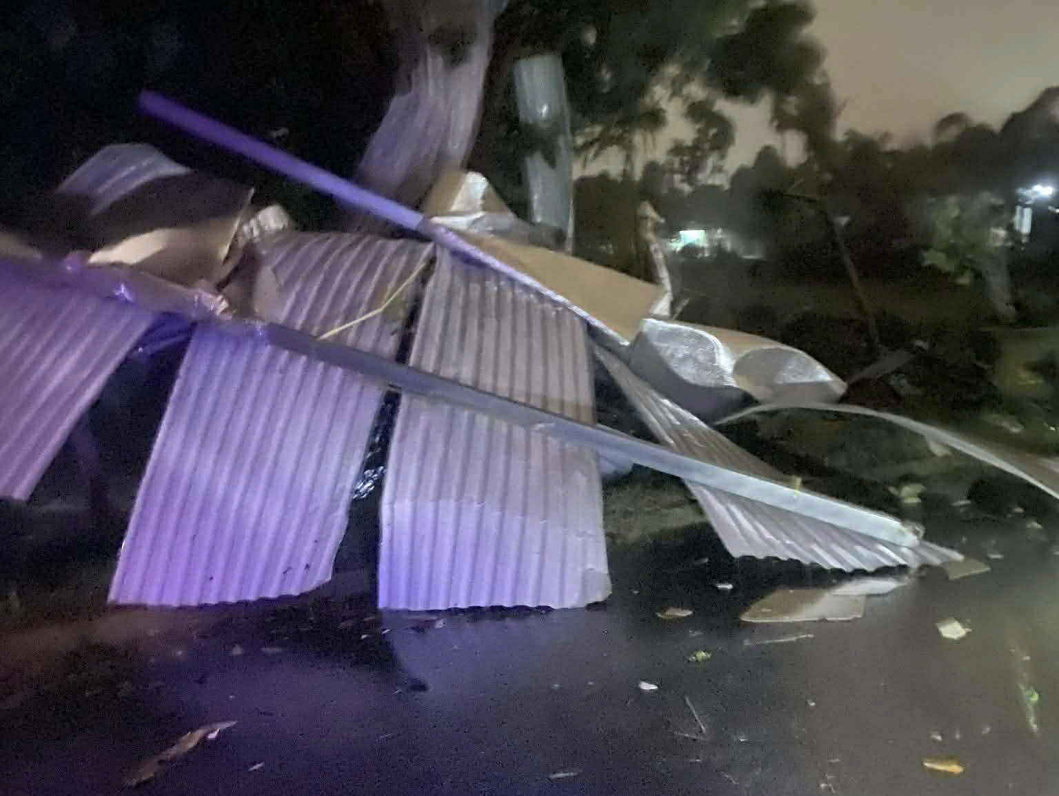 CLIP: Lốc xoáy kinh hoàng ở Đà Nẵng, 4 người bị thương- Ảnh 4. CLIP: Lốc xoáy kinh hoàng ở Đà Nẵng, 4 người bị thương- Ảnh 4.