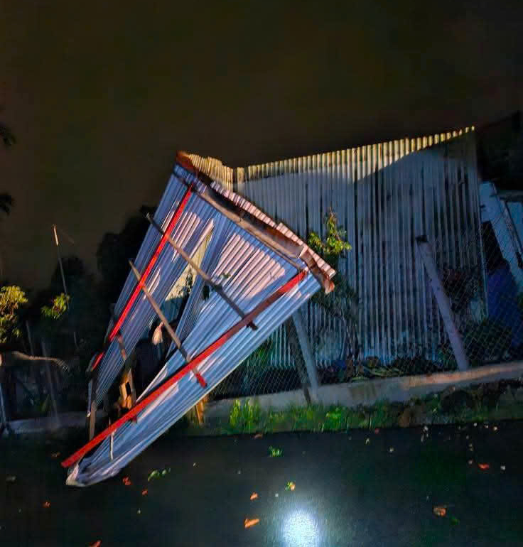 CLIP: Lốc xoáy kinh hoàng ở Đà Nẵng, 4 người bị thương- Ảnh 9. CLIP: Lốc xoáy kinh hoàng ở Đà Nẵng, 4 người bị thương- Ảnh 9.