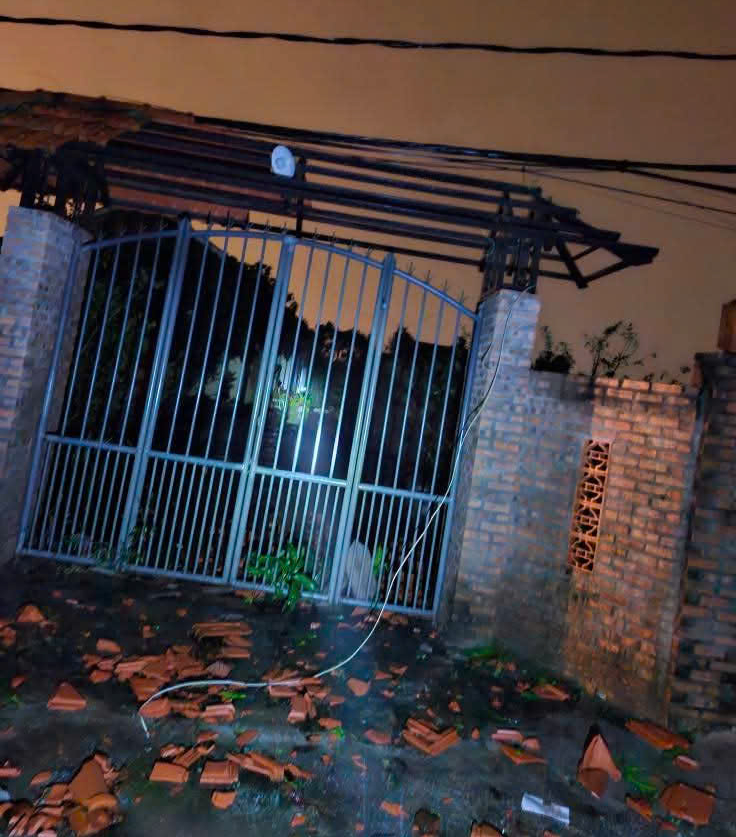 CLIP: Lốc xoáy kinh hoàng ở Đà Nẵng, 4 người bị thương- Ảnh 10. CLIP: Lốc xoáy kinh hoàng ở Đà Nẵng, 4 người bị thương- Ảnh 10.