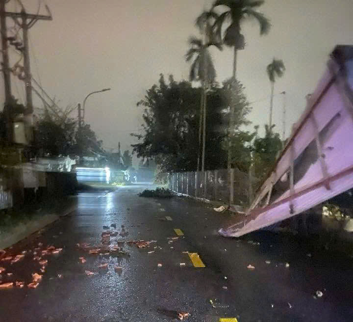 CLIP: Lốc xoáy kinh hoàng ở Đà Nẵng, 4 người bị thương- Ảnh 11. CLIP: Lốc xoáy kinh hoàng ở Đà Nẵng, 4 người bị thương- Ảnh 11.