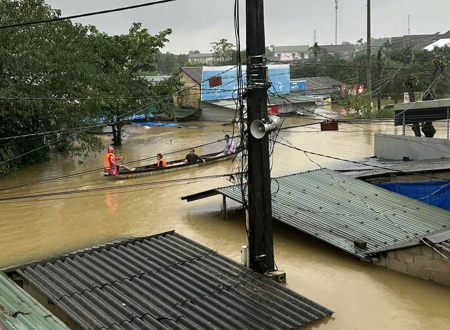 Huế: Chợ ngập tới nóc, quan tài phải khiêng lên ghe do lũ lụt- Ảnh 3. Huế: Chợ ngập tới nóc, quan tài phải khiêng lên ghe do lũ lụt- Ảnh 3.