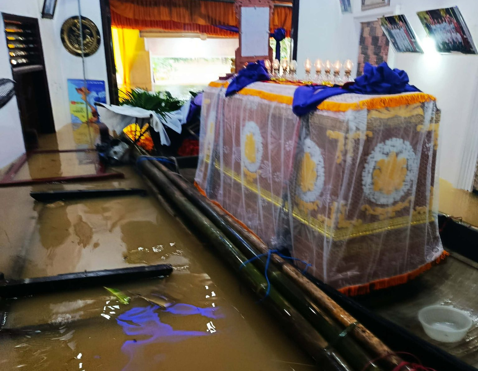 Huế: Chợ ngập tới nóc, quan tài phải khiêng lên ghe do lũ lụt- Ảnh 2. Huế: Chợ ngập tới nóc, quan tài phải khiêng lên ghe do lũ lụt- Ảnh 2.