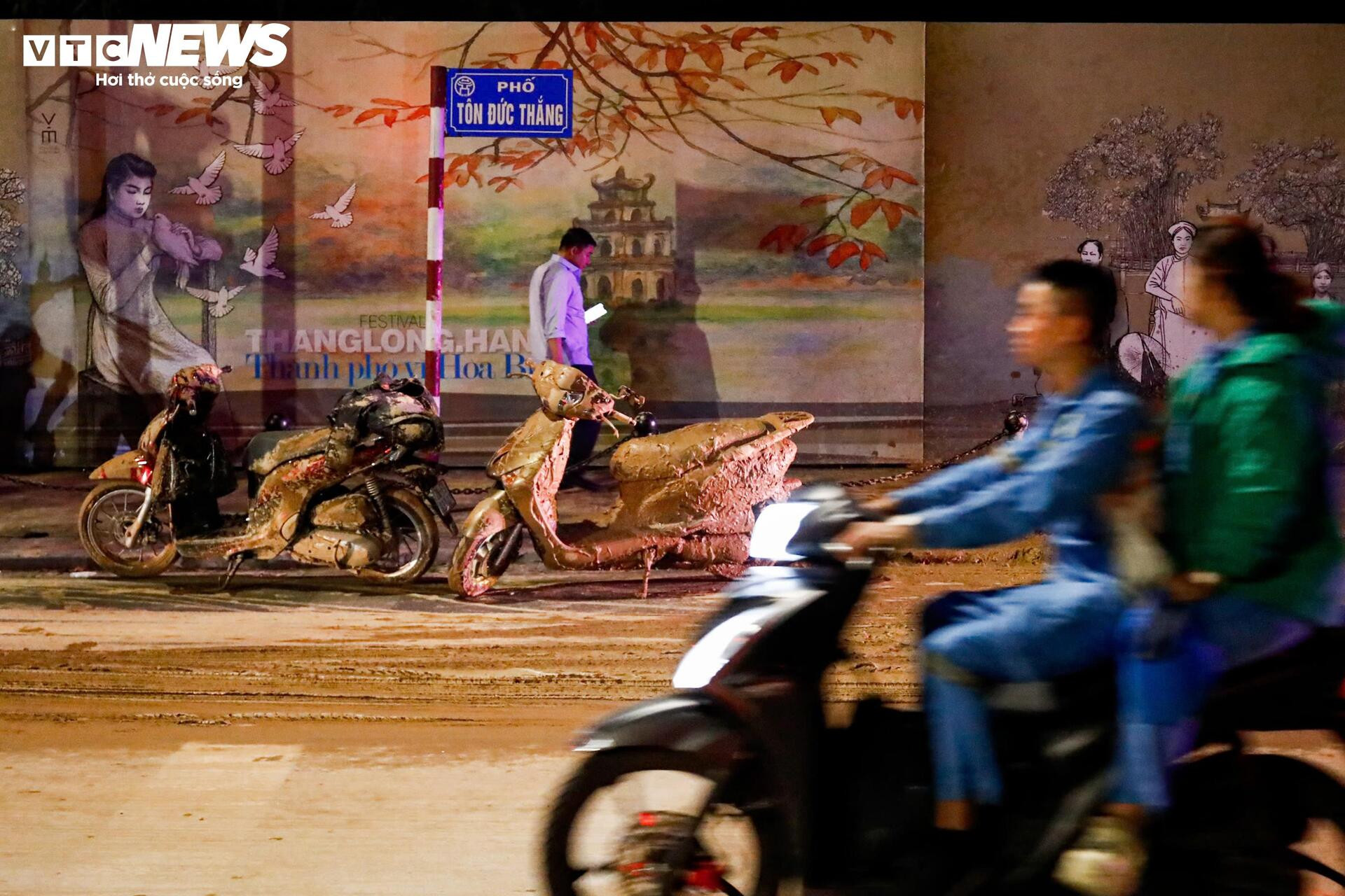 Bùn nhão tràn khắp đường, hàng loạt xe máy ngã sõng soài ở Hà Nội- Ảnh 12.