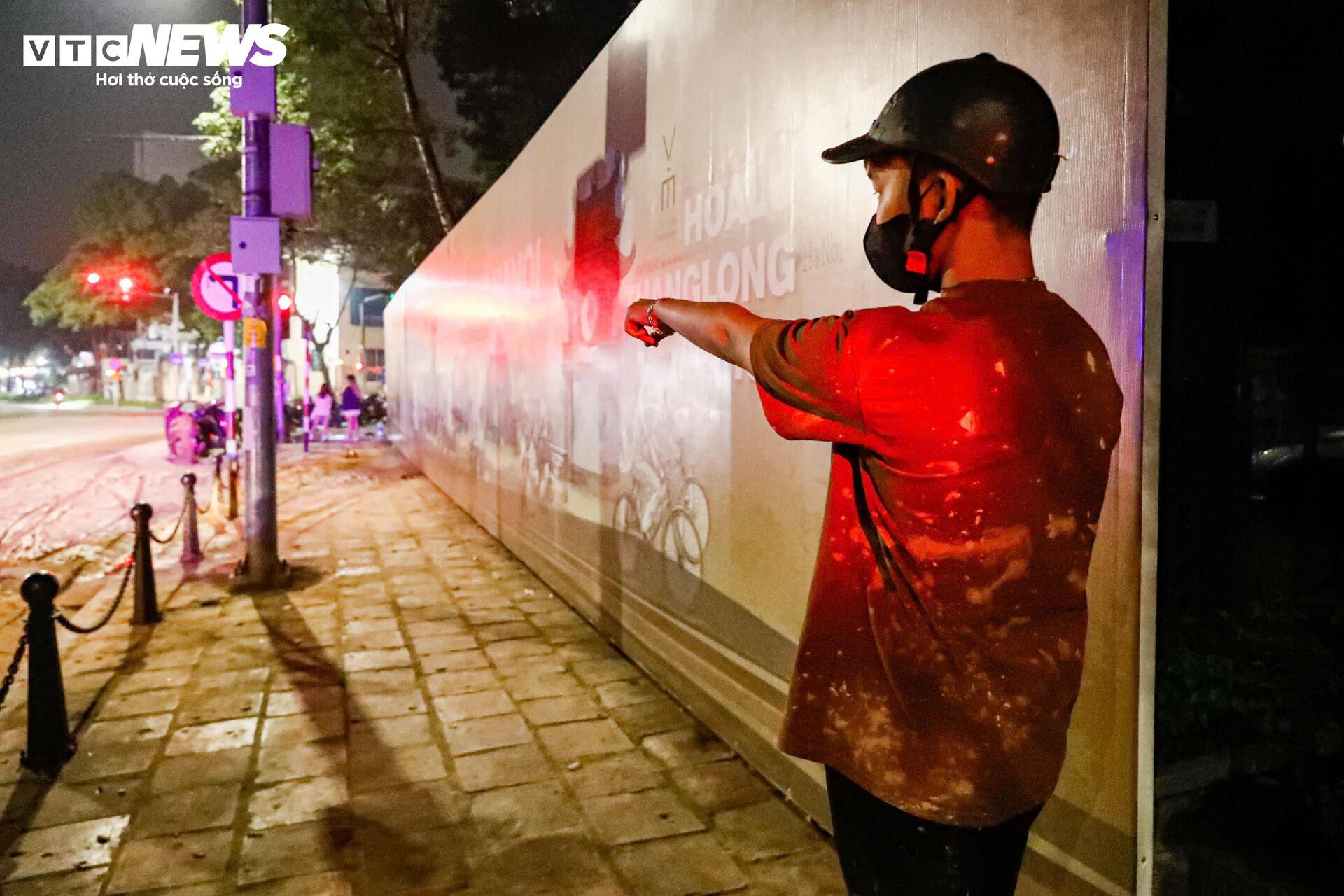 Bùn nhão tràn khắp đường, hàng loạt xe máy ngã sõng soài ở Hà Nội- Ảnh 9.