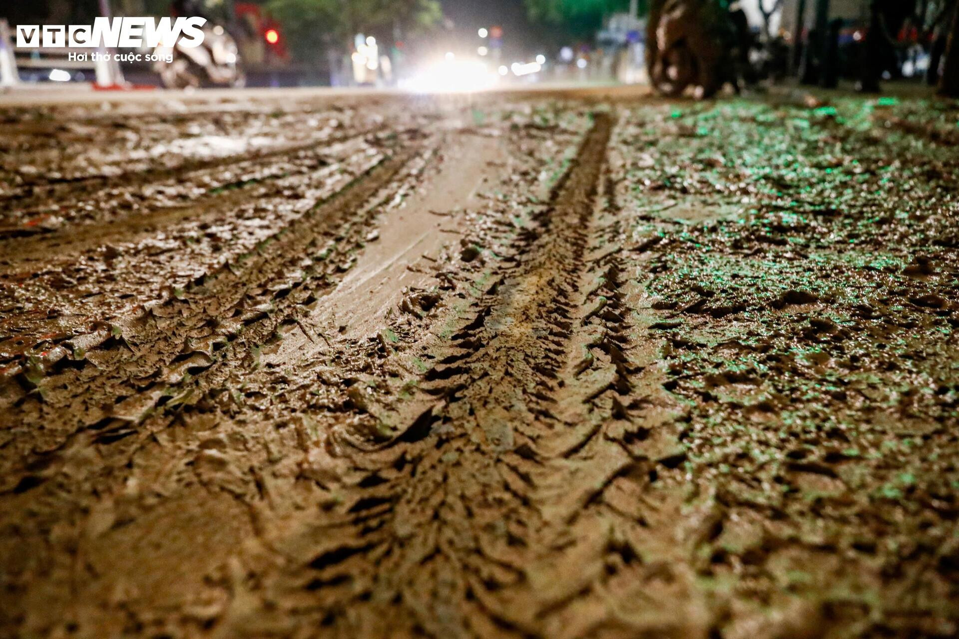 Bùn nhão tràn khắp đường, hàng loạt xe máy ngã sõng soài ở Hà Nội- Ảnh 11.