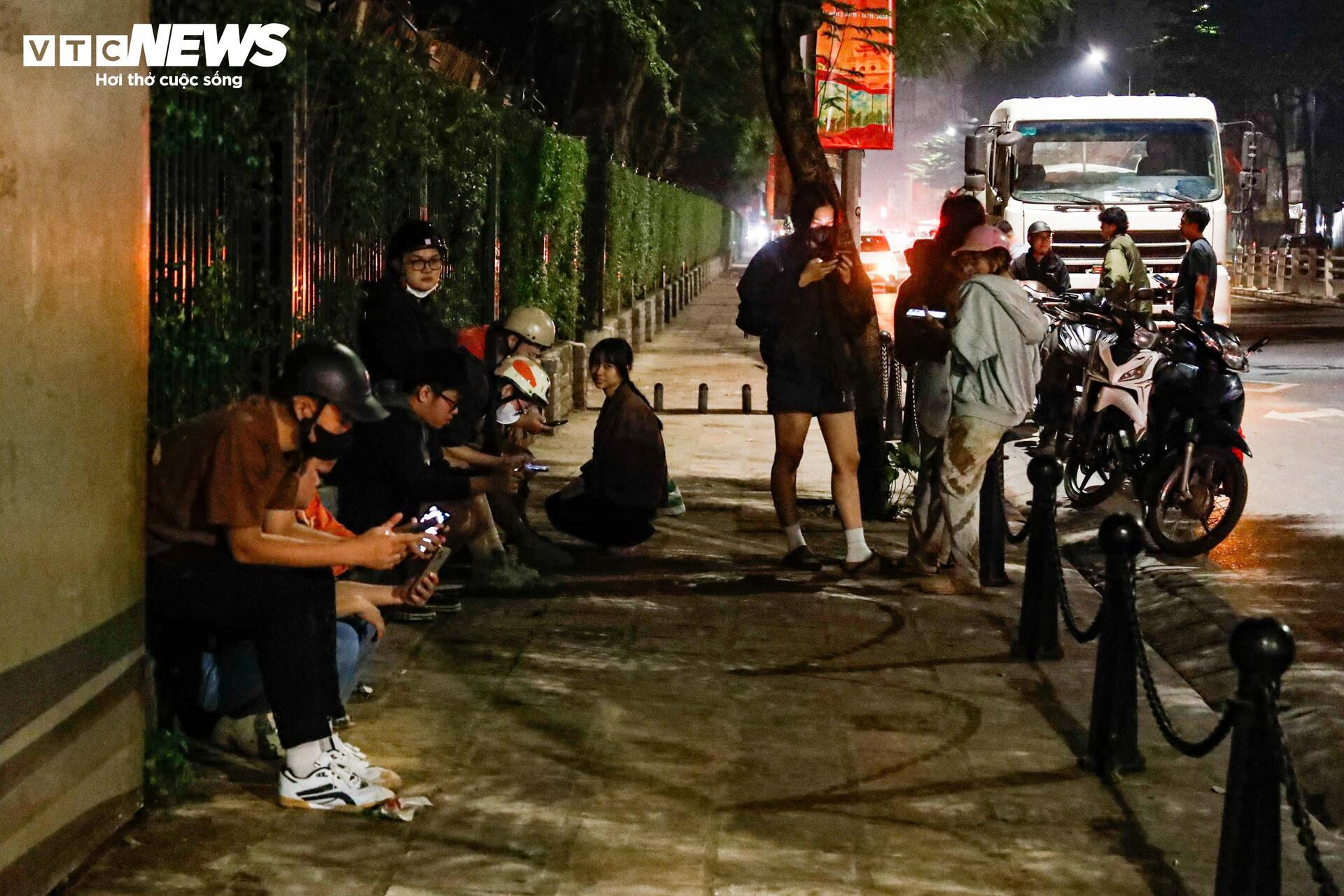 Bùn nhão tràn khắp đường, hàng loạt xe máy ngã sõng soài ở Hà Nội- Ảnh 4.