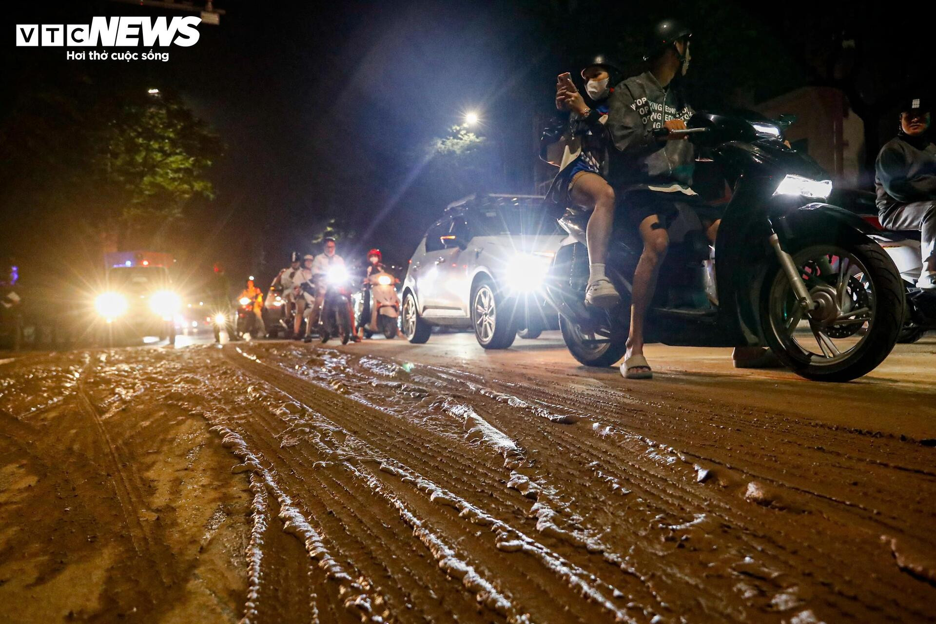 Bùn nhão tràn khắp đường, hàng loạt xe máy ngã sõng soài ở Hà Nội- Ảnh 2.