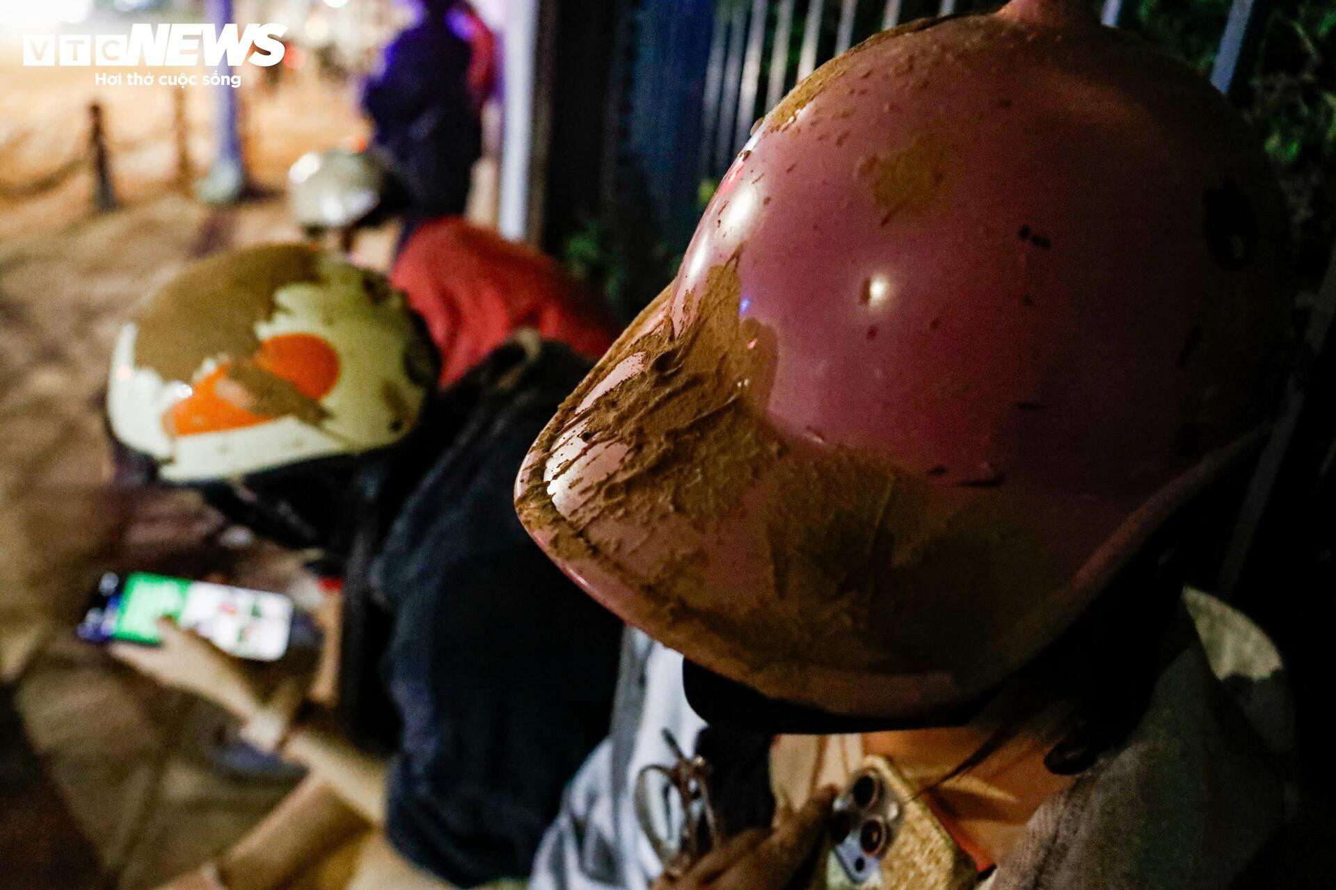 Bùn nhão tràn khắp đường, hàng loạt xe máy ngã sõng soài ở Hà Nội- Ảnh 7.