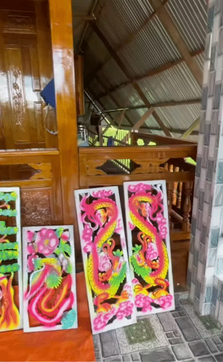 Nh&agrave; gỗ miền T&acirc;y: V&igrave; sao phải xanh ngắt, hoa văn rực rỡ mới ra đ&uacute;ng chất 