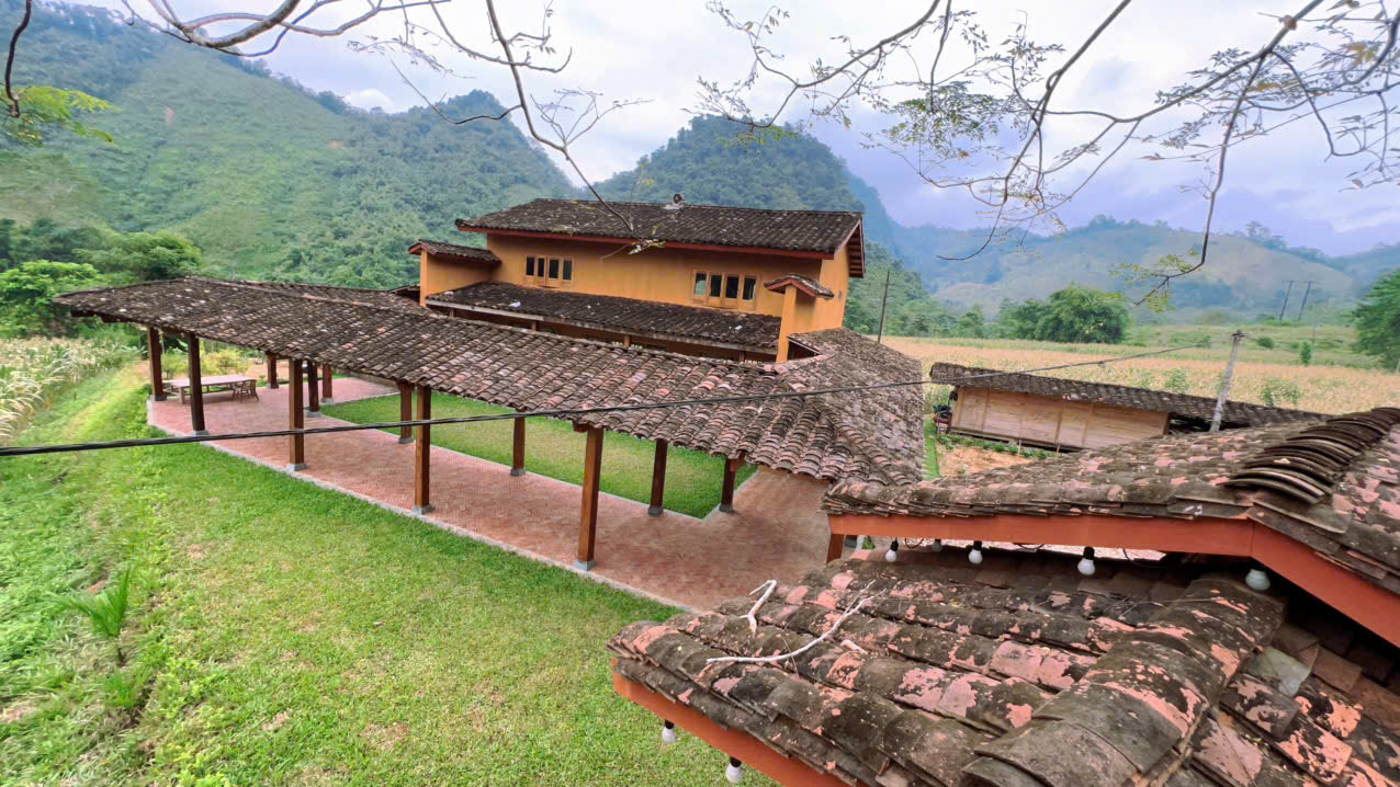 Cặp vợ chồng chi 3 tỷ x&acirc;y nh&agrave; như cổ t&iacute;ch tr&ecirc;n v&ugrave;ng n&uacute;i Tuy&ecirc;n Quang: View triệu đ&ocirc;, 0 đồng rau củ- Ảnh 4.