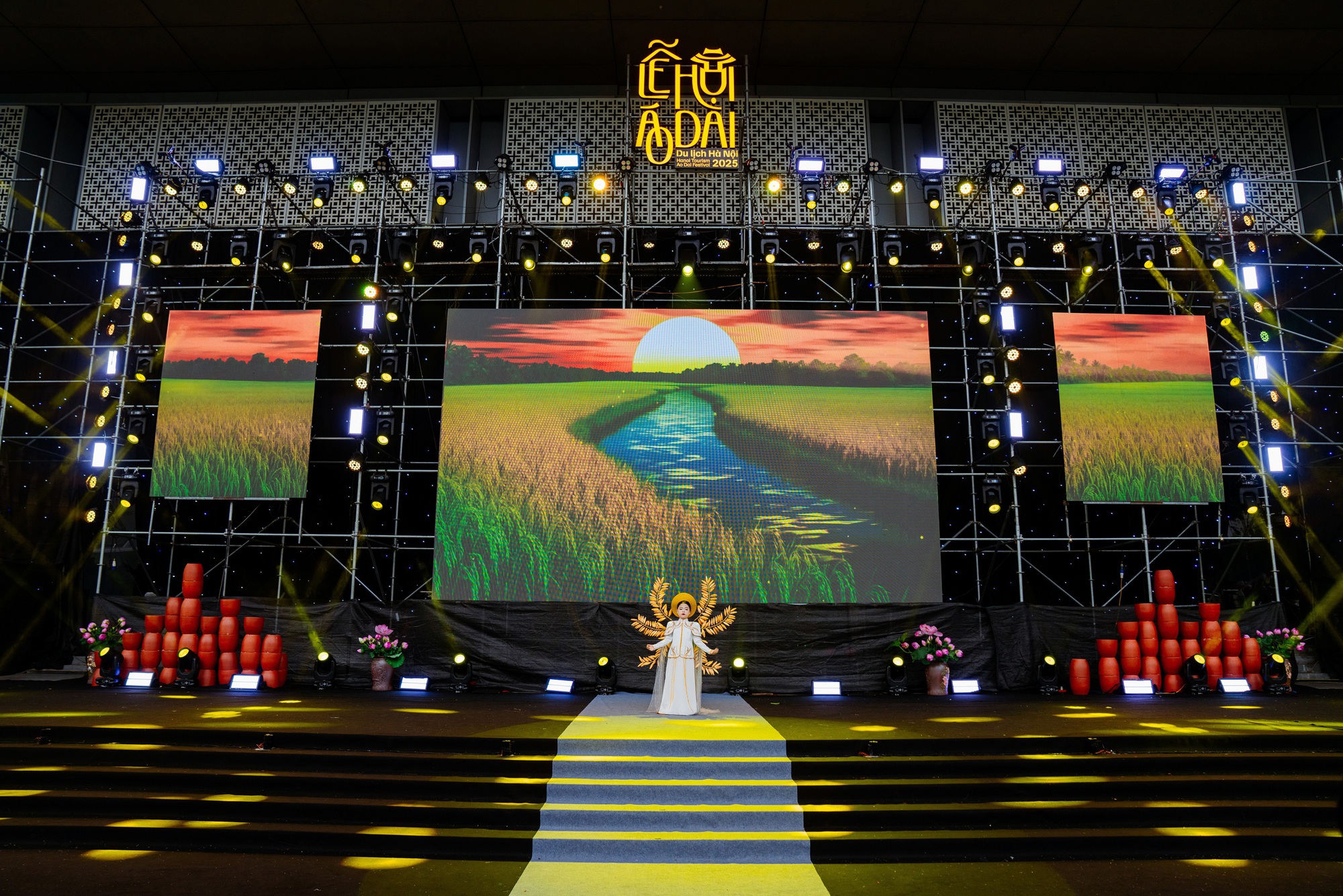 Mẫu nhí Nguyễn Lưu Hoài An tỏa sáng tại Lễ hội Áo dài Hà Nội 2025- Ảnh 2.