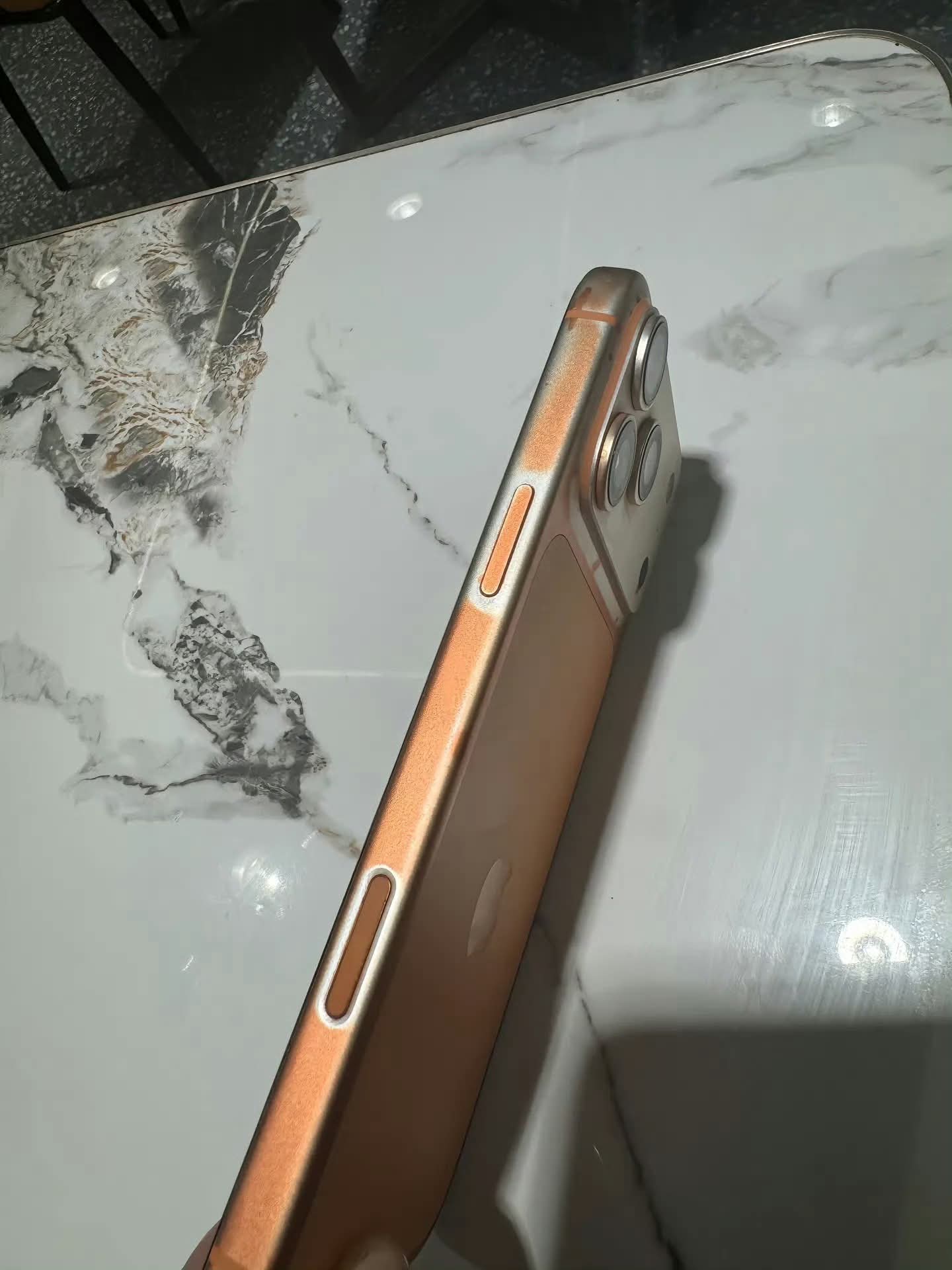 Xôn xao vụ iPhone 17 Pro Max màu cam vũ trụ bị tróc sơn do "lau bằng khăn ướt"- Ảnh 2. Xôn xao vụ iPhone 17 Pro Max màu cam vũ trụ bị tróc sơn do "lau bằng khăn ướt"- Ảnh 2.