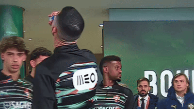 Ronaldo uống nước ngọt có gì mà gây sốc?- Ảnh 2. Ronaldo uống nước ngọt có gì mà gây sốc?- Ảnh 2.