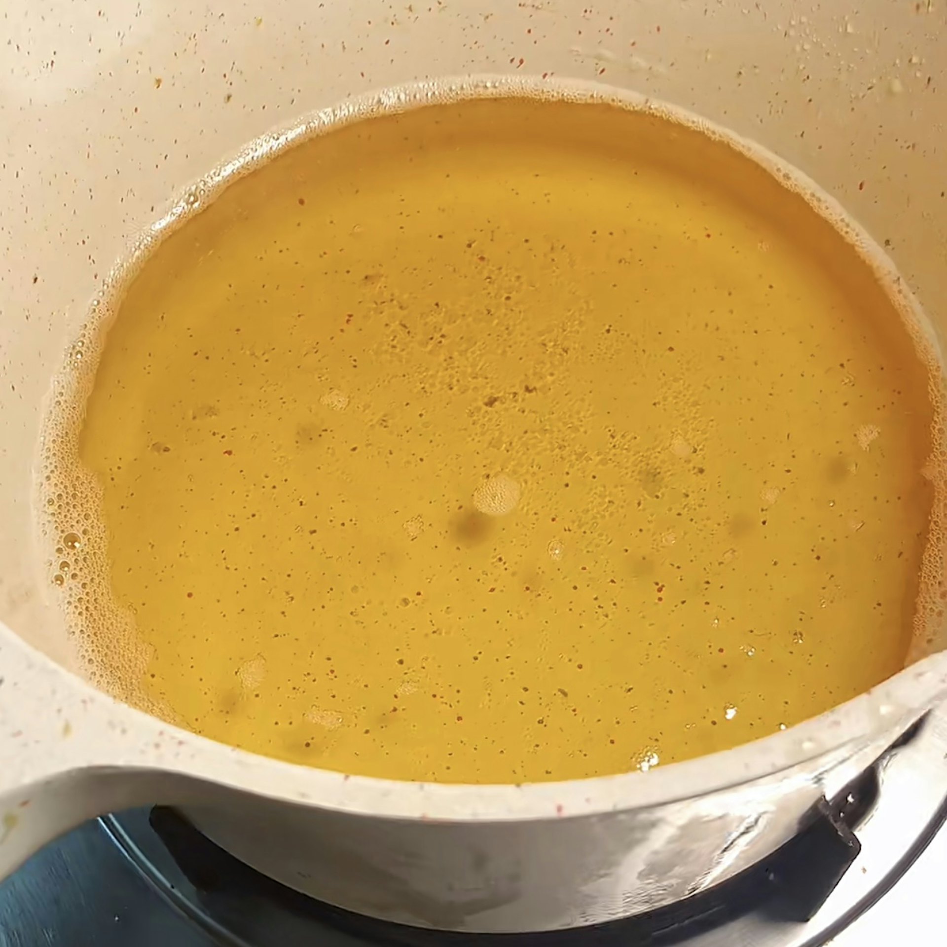 Tại sao nên cho cơm nguội vào dầu đã chiên?- Ảnh 2.