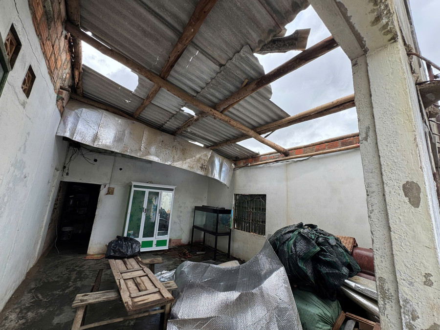 Gia Lai: Lốc xoáy bất ngờ cuốn tốc mái 10 nhà dân mới sửa sau bão- Ảnh 1. Gia Lai: Lốc xoáy bất ngờ cuốn tốc mái 10 nhà dân mới sửa sau bão- Ảnh 1.