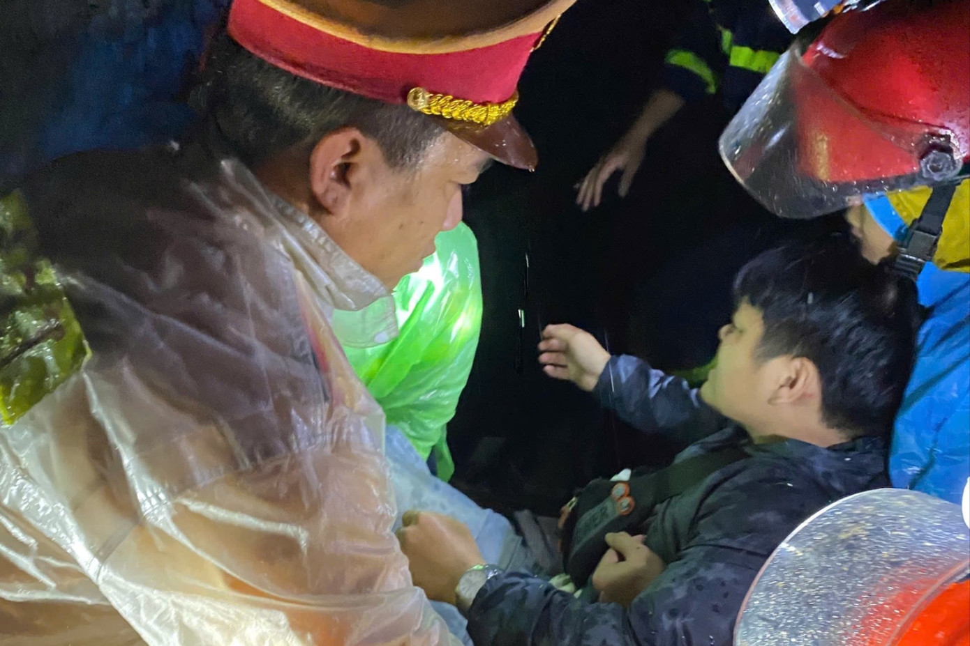 Sạt lở kinh hoàng đèo Khánh Lê: Lời kể của tài xế thoát chết trong gang tấc- Ảnh 1.