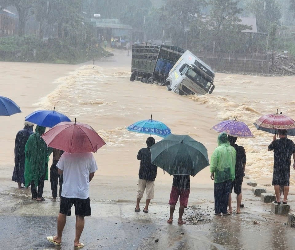 Xe tải bị lũ cuốn trôi, tài xế leo lên cabin đợi ứng cứu nhưng không kịp- Ảnh 2. Xe tải bị lũ cuốn trôi, tài xế leo lên cabin đợi ứng cứu nhưng không kịp- Ảnh 2.