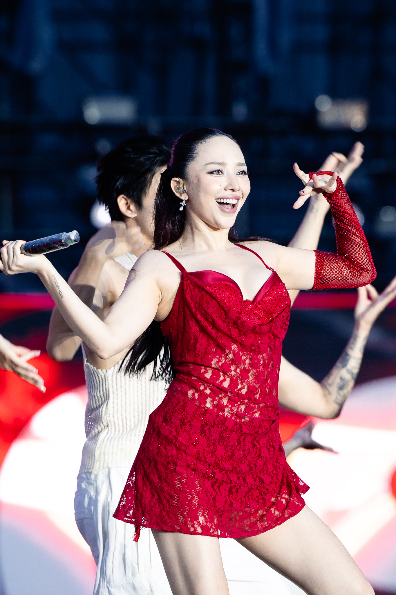 Hai mặt của Tóc Tiên: Khoe body “khét lẹt” nhảy nóng bỏng với dancer nam, lúc hát về tình cũ thì “quằn quại”- Ảnh 1. Hai mặt của Tóc Tiên: Khoe body “khét lẹt” nhảy nóng bỏng với dancer nam, lúc hát về tình cũ thì “quằn quại”- Ảnh 1.