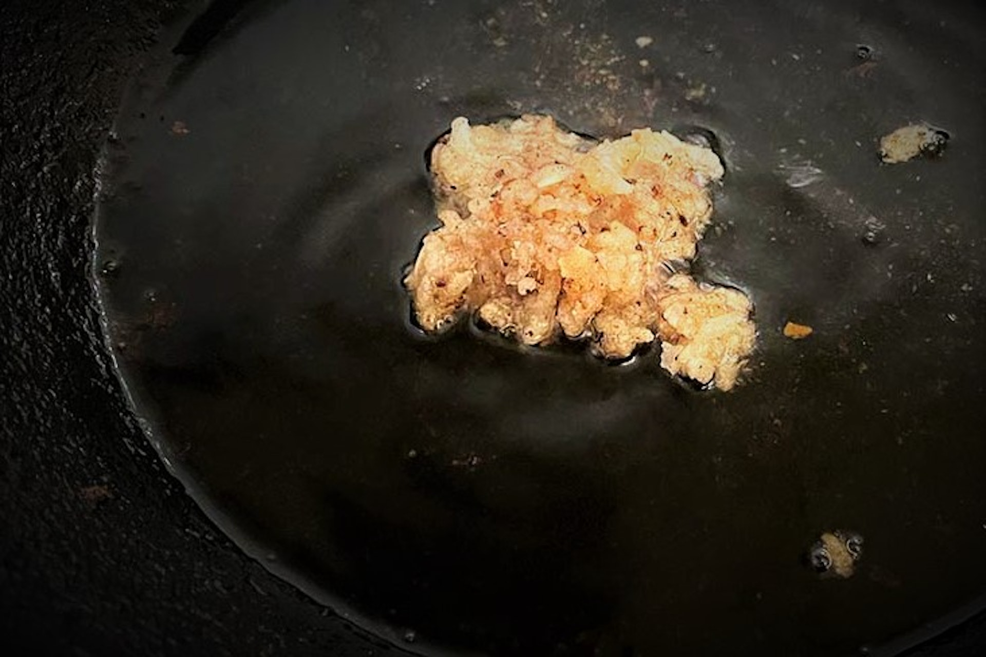 Tại sao nên cho cơm nguội vào dầu đã chiên?- Ảnh 1.