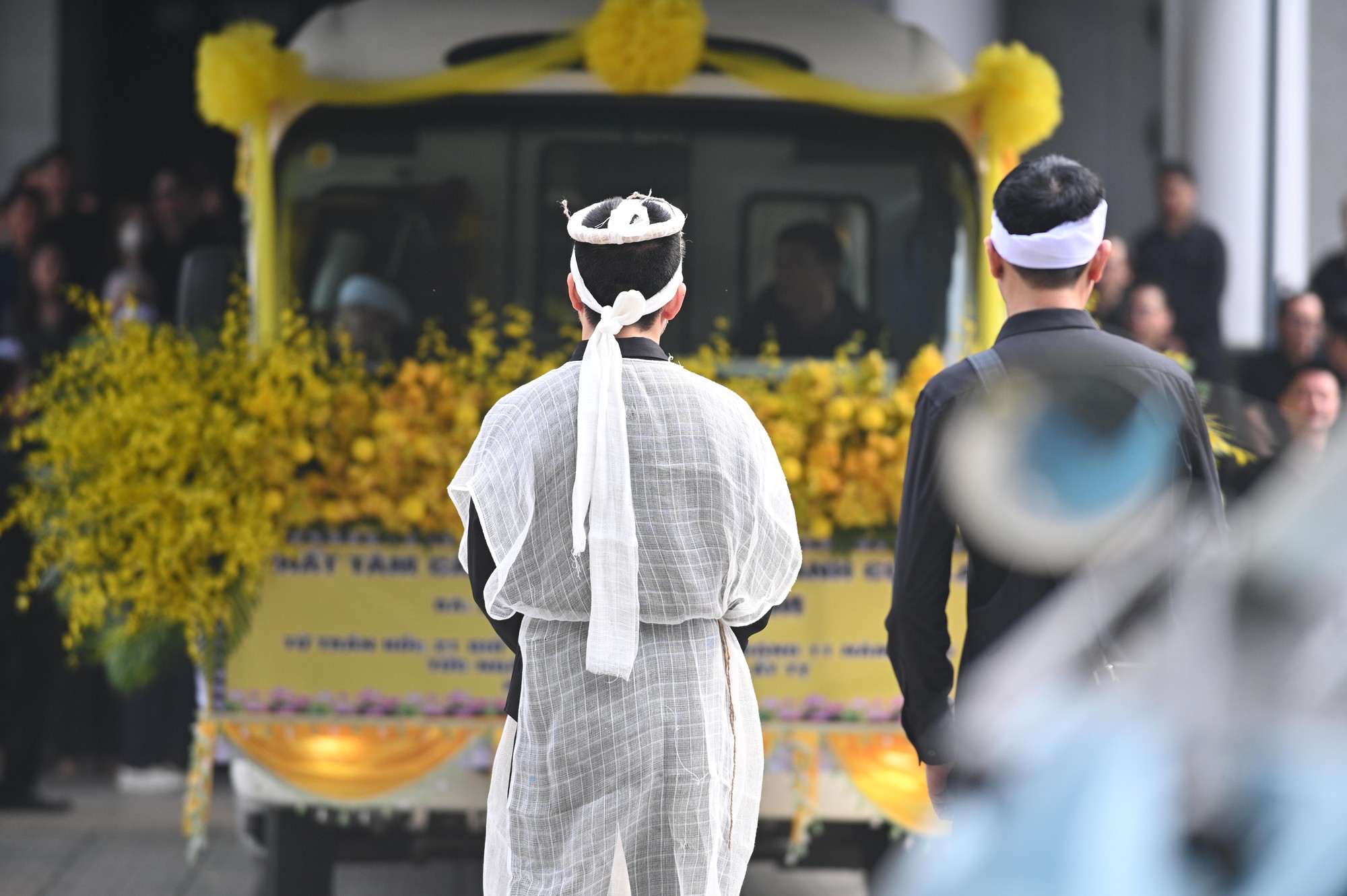 Lễ viếng mẹ Tuấn Hưng: Nam ca sĩ kh&oacute;c mắt sưng h&uacute;p, nghệ sĩ Tự Long - Bằng Kiều v&agrave; d&agrave;n sao Việt lặng lẽ đến chia buồn- Ảnh 4.