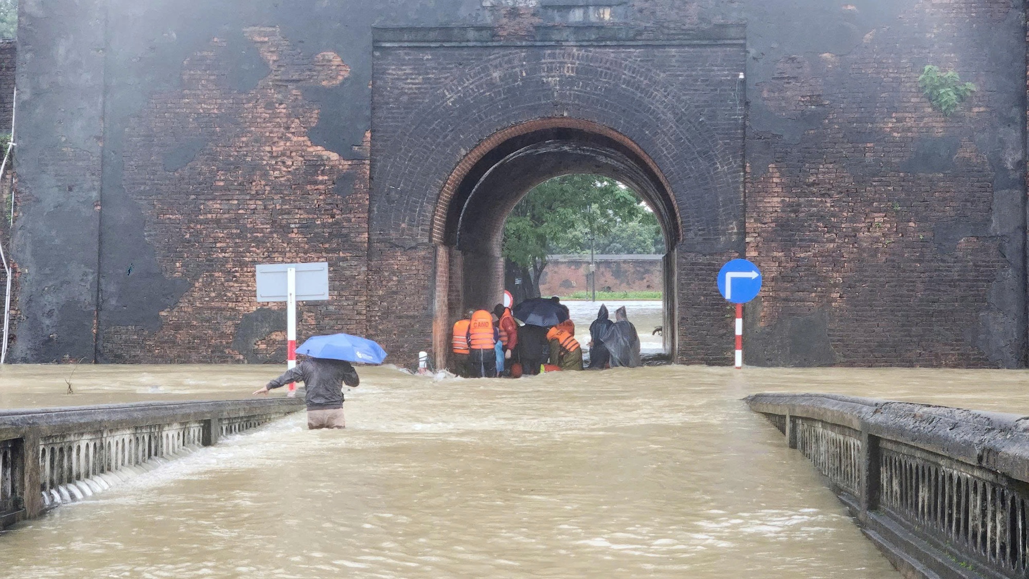 Vì sao miền Trung lại mưa lớn, có vượt kỷ lục của đợt mưa hồi cuối tháng 10?- Ảnh 1. Vì sao miền Trung lại mưa lớn, có vượt kỷ lục của đợt mưa hồi cuối tháng 10?- Ảnh 1.