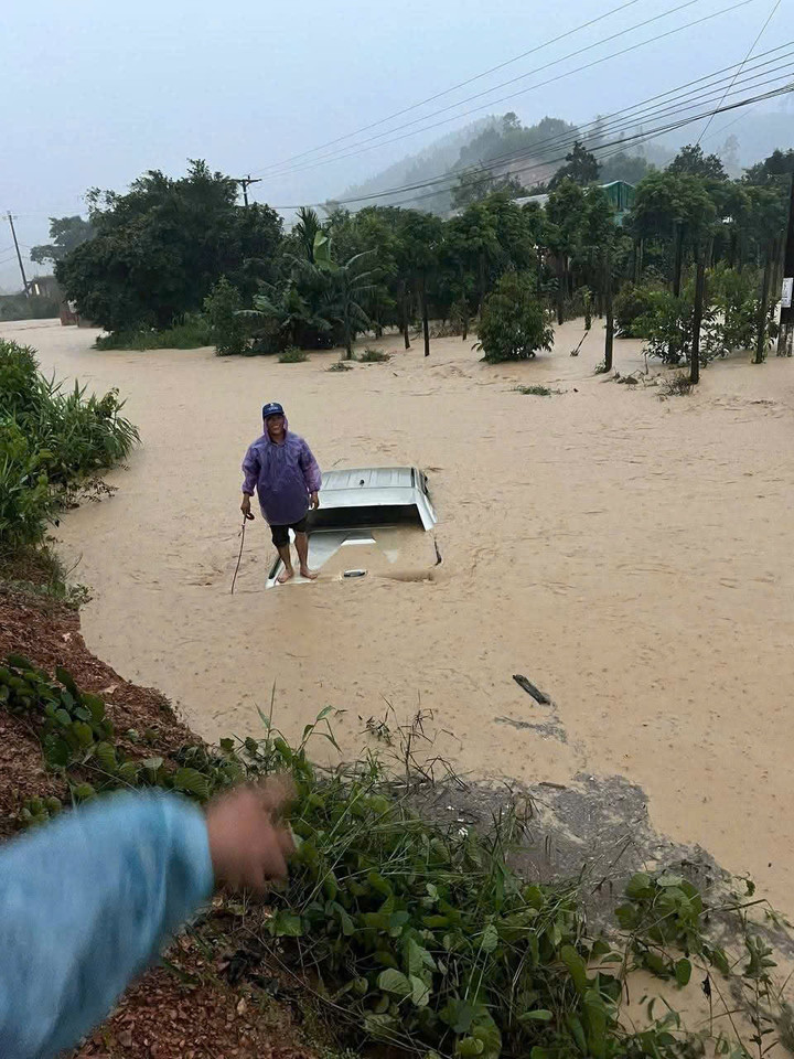 Sạt lở vùi lấp 2 nhà dân ở Đắk Lắk: Ông ôm cháu chạy đi cầu cứu- Ảnh 2.
