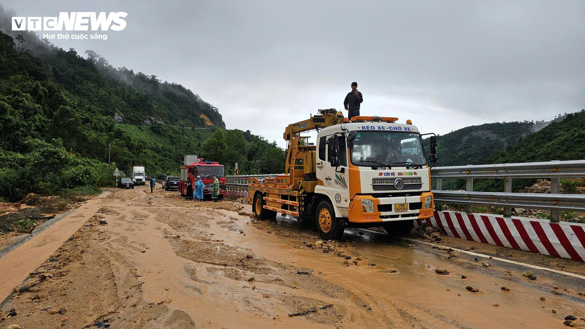 Đèo Khánh Lê gần nơi xe khách bị đất đá đè bẹp tiếp tục sạt lở kinh hoàng- Ảnh 6.