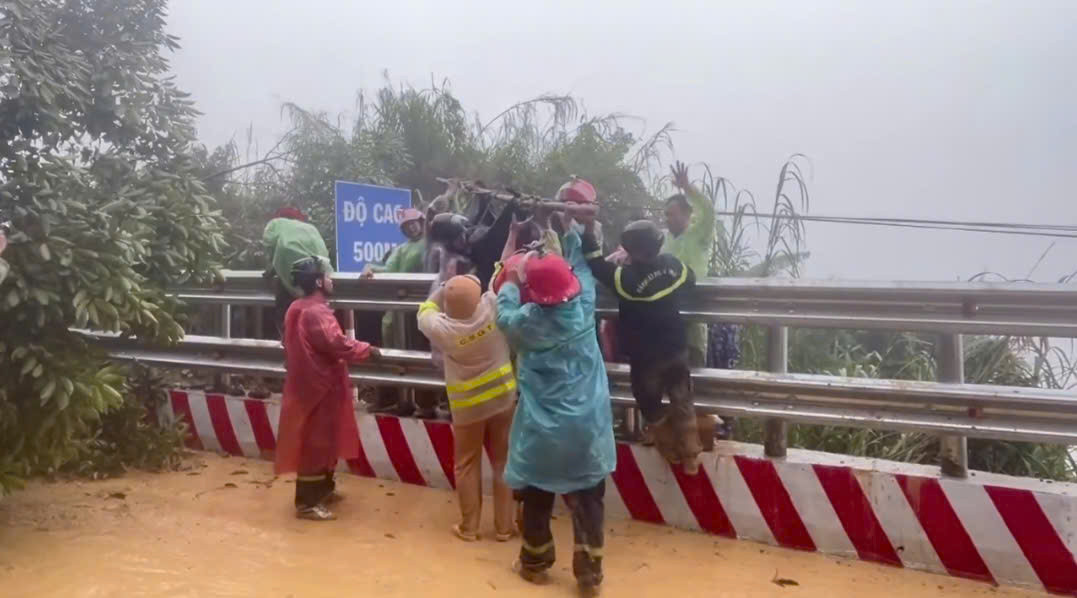 Đèo Khánh Lê gần nơi xe khách bị đất đá đè bẹp tiếp tục sạt lở kinh hoàng- Ảnh 2.