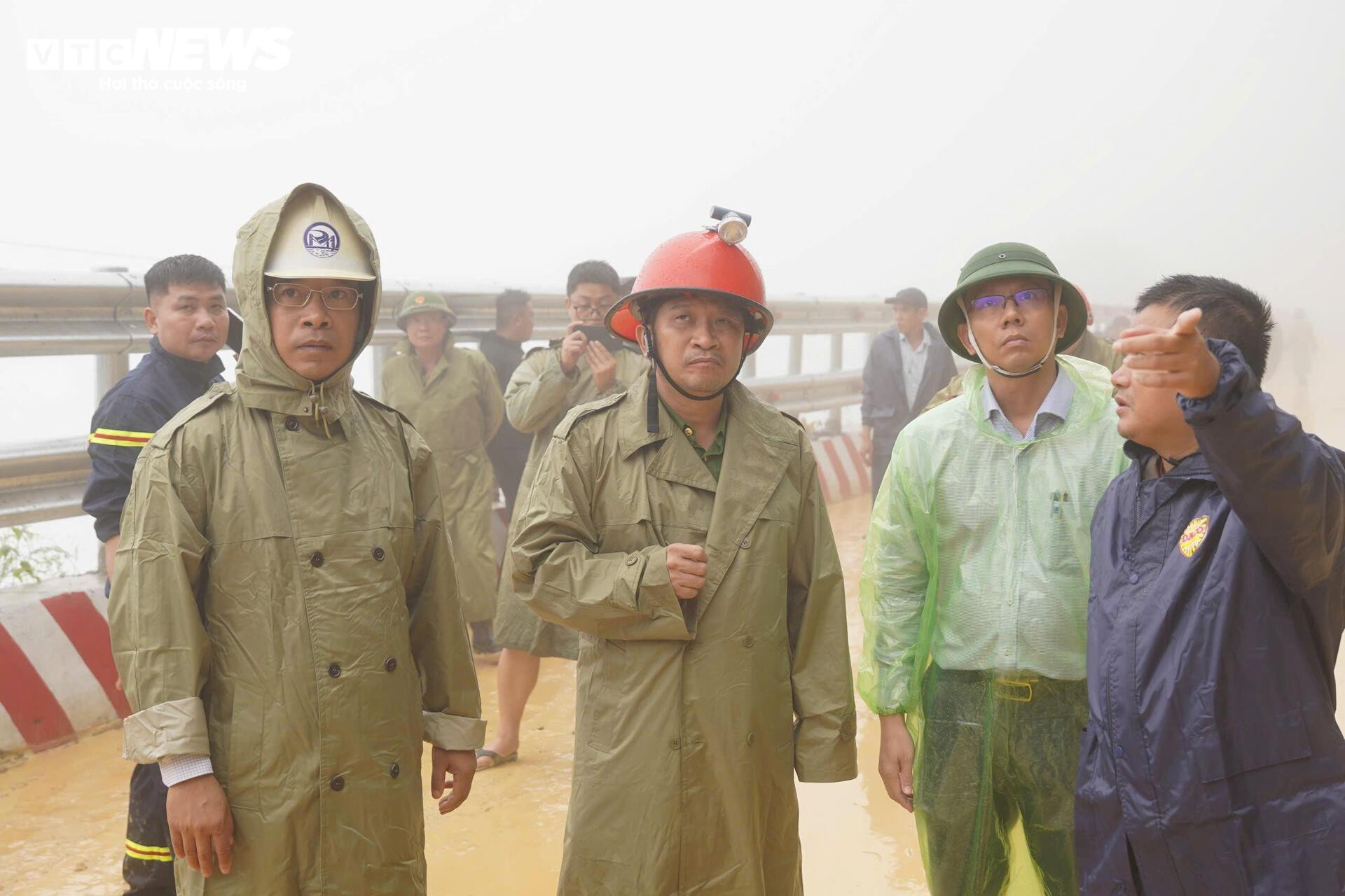 Đèo Khánh Lê gần nơi xe khách bị đất đá đè bẹp tiếp tục sạt lở kinh hoàng- Ảnh 1.