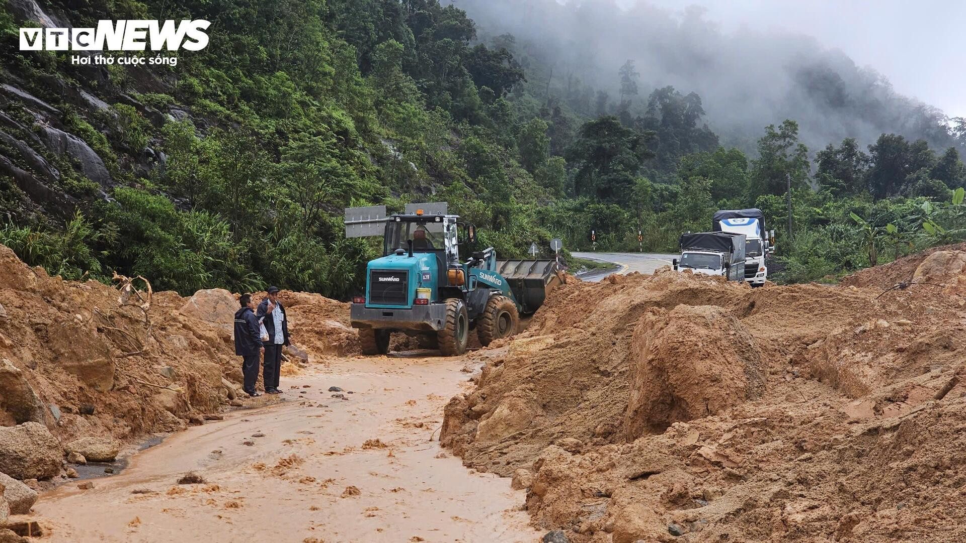 Đèo Khánh Lê gần nơi xe khách bị đất đá đè bẹp tiếp tục sạt lở kinh hoàng- Ảnh 9.