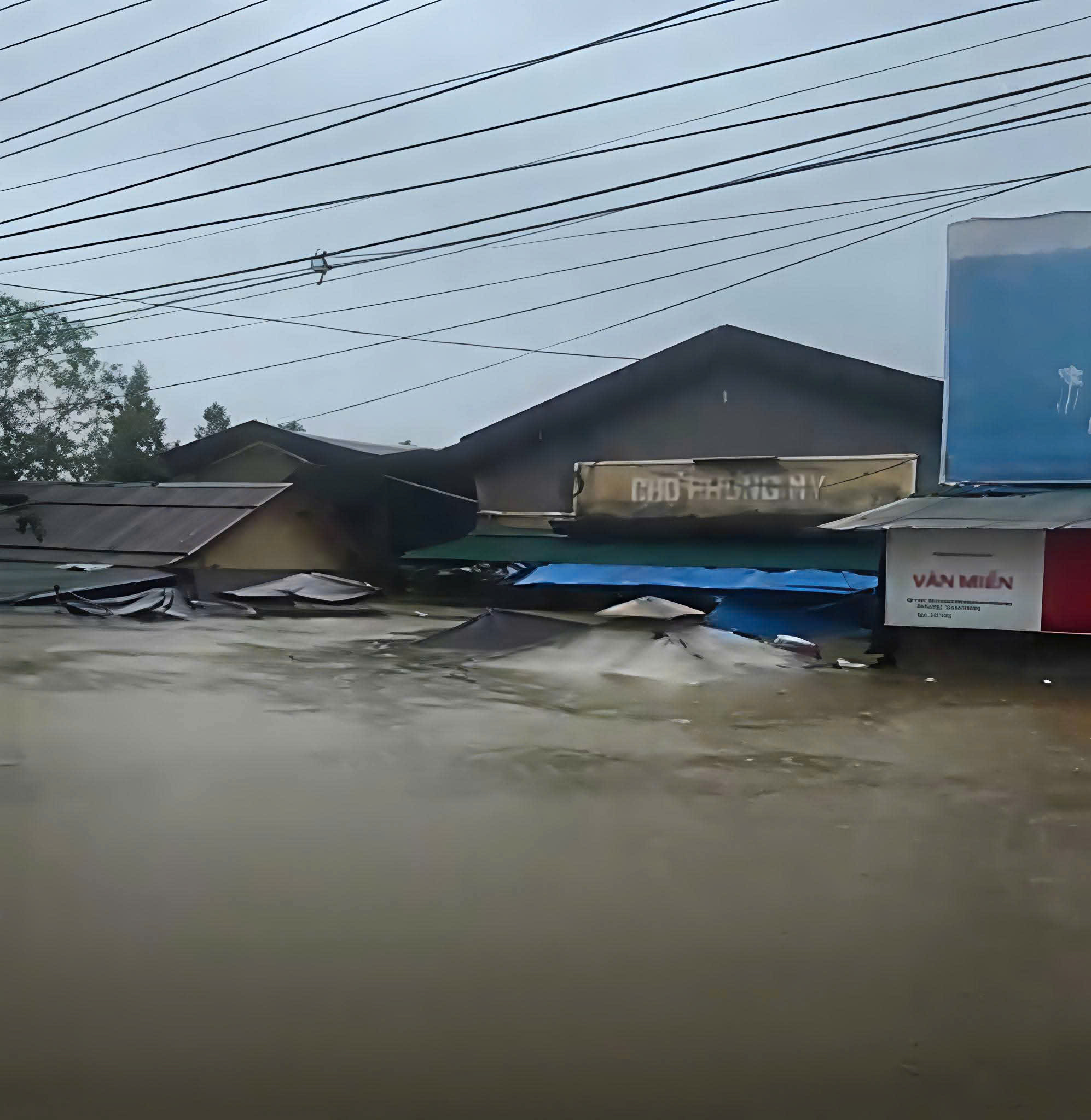 Huế: Chợ ngập tới nóc, quan tài phải khiêng lên ghe do lũ lụt- Ảnh 5. Huế: Chợ ngập tới nóc, quan tài phải khiêng lên ghe do lũ lụt- Ảnh 5.