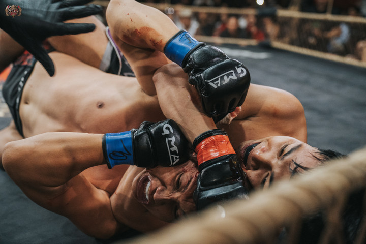 Em trai Nguyễn Trần Duy Nhất bị quật ngã, nhận thua sau 79 giây- Ảnh 1.