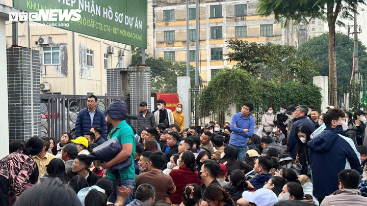 Vật vã thức xuyên đêm chờ nộp hồ sơ mua nhà xã hội ở Hà Nội- Ảnh 1.