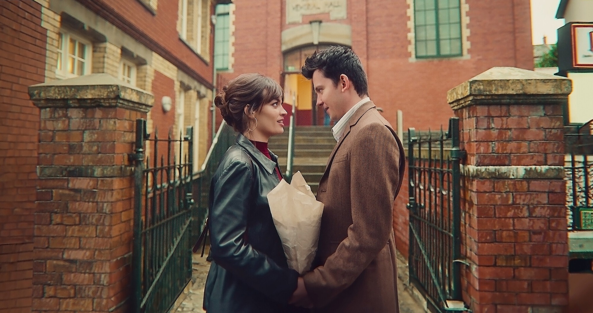 B&iacute; mật đằng sau cảnh n&oacute;ng phim Sex Education: D&agrave;n diễn vi&ecirc;n phải c&ugrave;ng nhau l&agrave;m 1 điều trước khi quay- Ảnh 2.