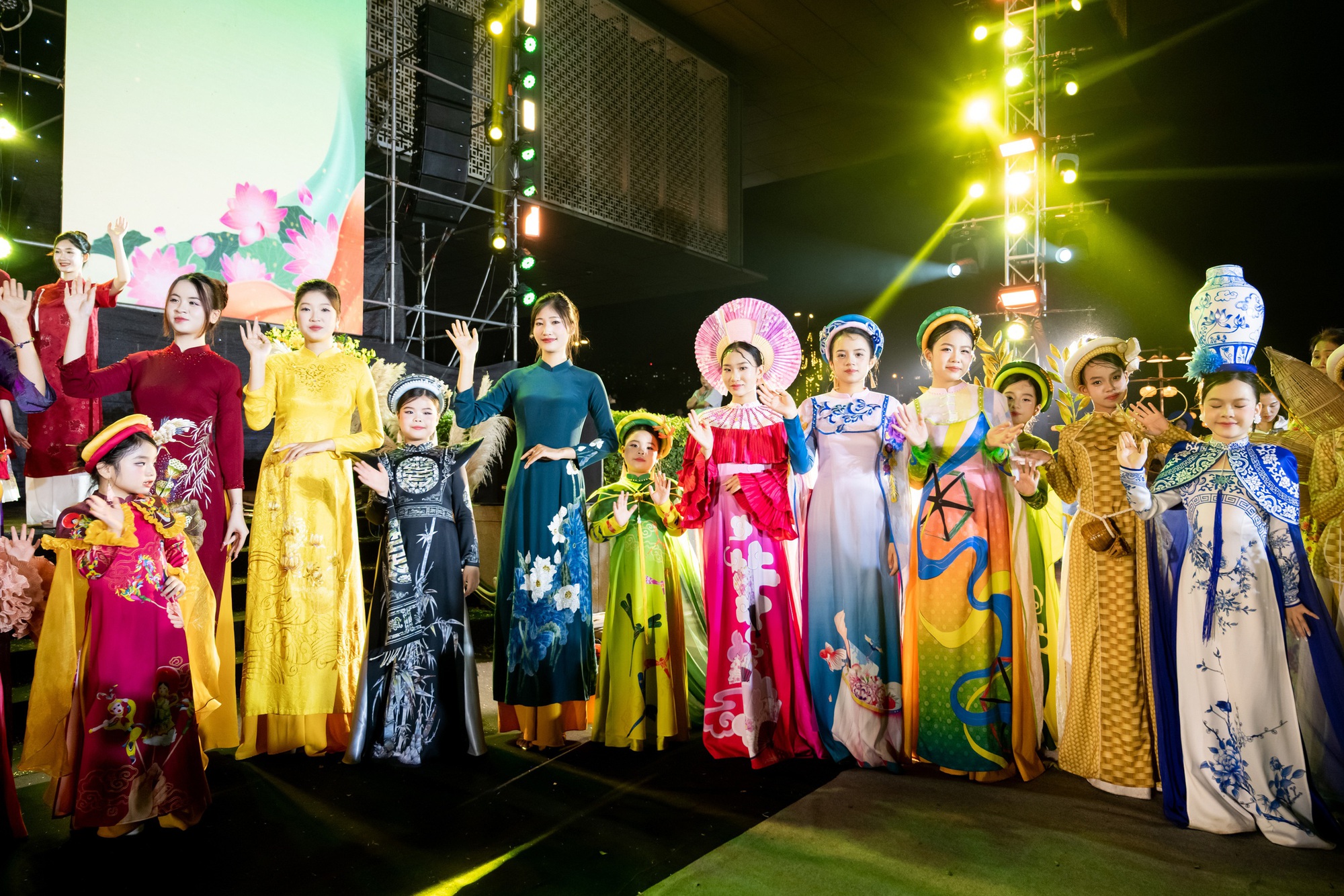 Mẫu nhí Nguyễn Lưu Hoài An tỏa sáng tại Lễ hội Áo dài Hà Nội 2025- Ảnh 8.