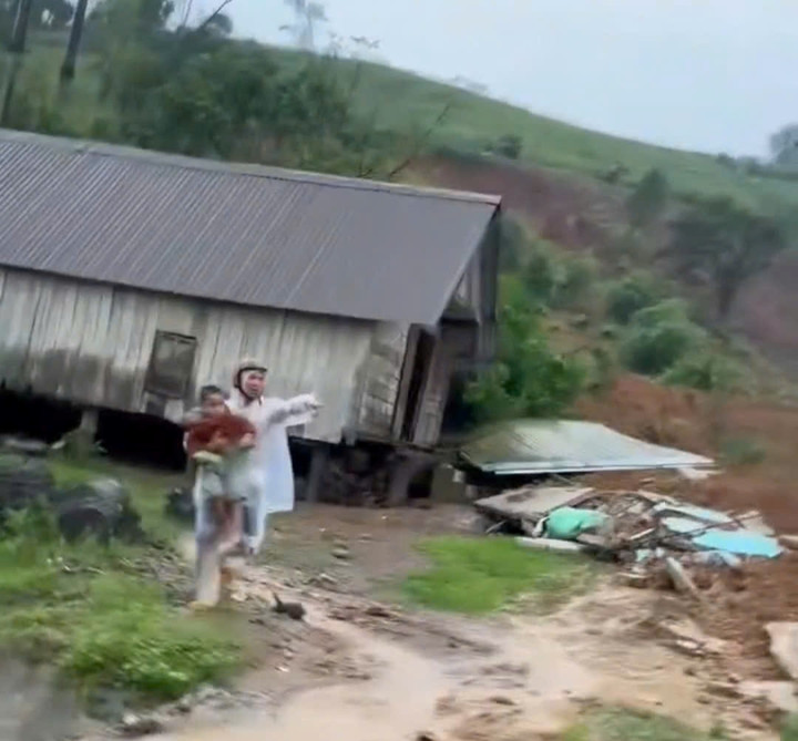 Sạt lở vùi lấp 2 nhà dân ở Đắk Lắk: Ông ôm cháu chạy đi cầu cứu- Ảnh 1.