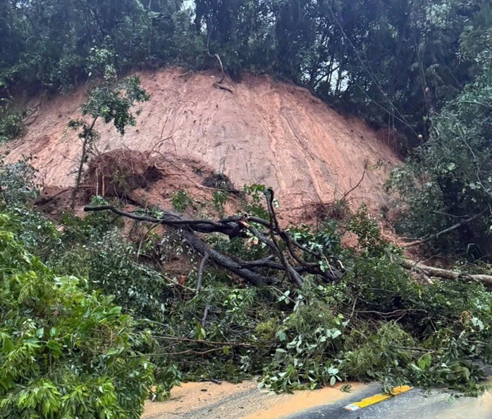 Đèo Ngoạn Mục sạt lở tại 12 vị trí, buộc phải đóng đèo- Ảnh 2. Đèo Ngoạn Mục sạt lở tại 12 vị trí, buộc phải đóng đèo- Ảnh 2.