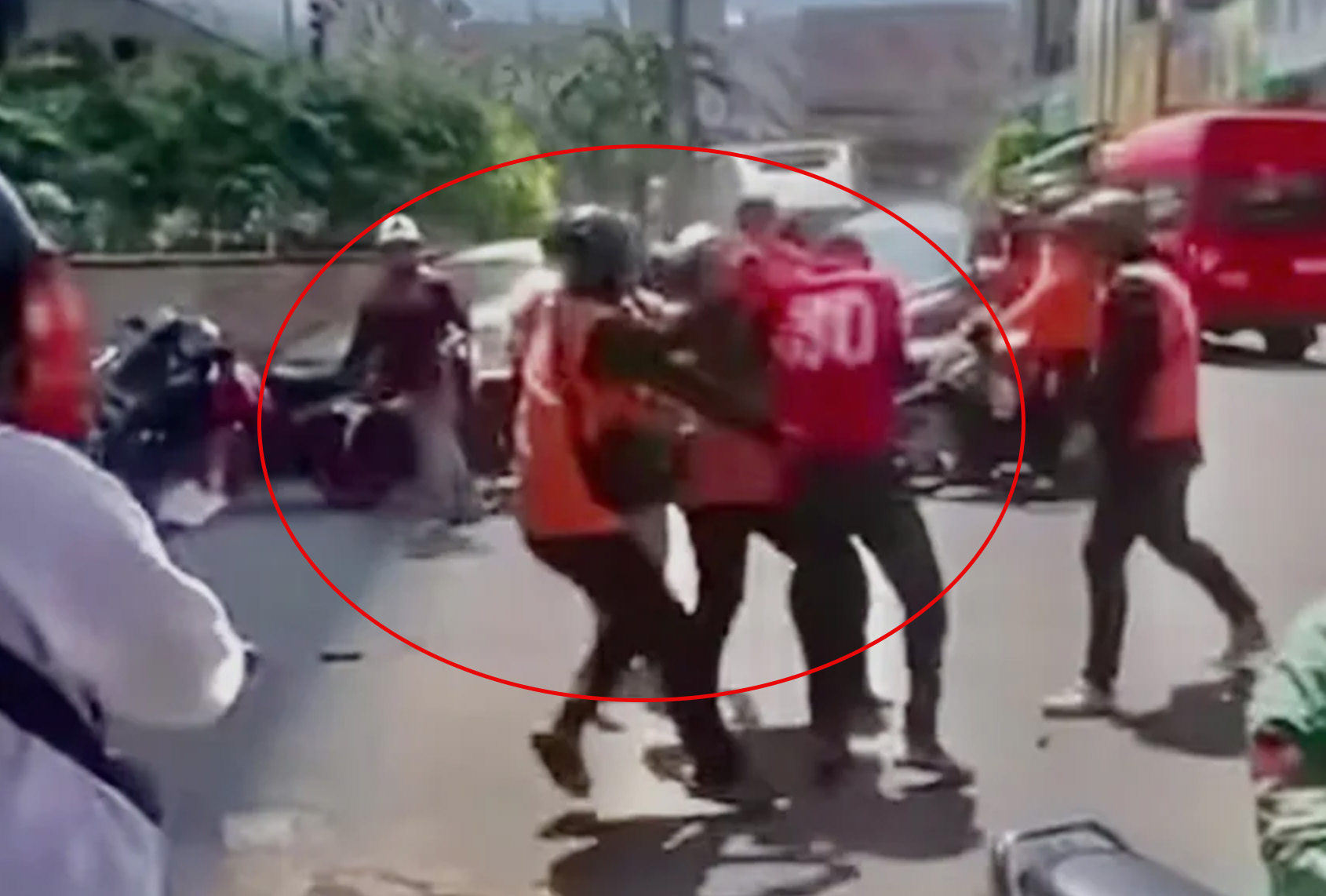 Nam shipper bị nhóm đồng nghiệp lao vào đánh giữa đường: Nguồn cơn bất ngờ- Ảnh 1.